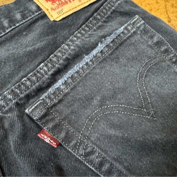 Size 30 Levi's Black Distressed Jean Shorts - Picture 6 of 11